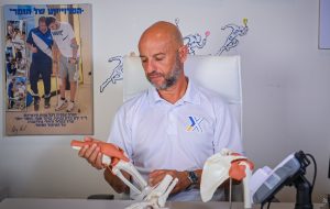 ד״ר ירון ברק מלווה שיקום קרע ברצועה צולבת ACL